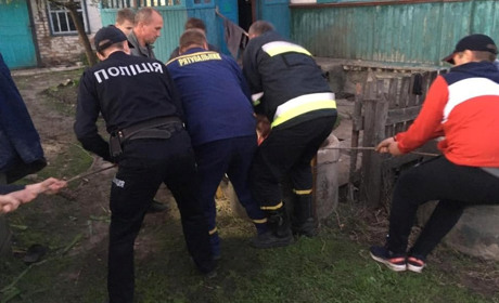 Рятувальники дістали з 10-метрового колодязя чоловіка
