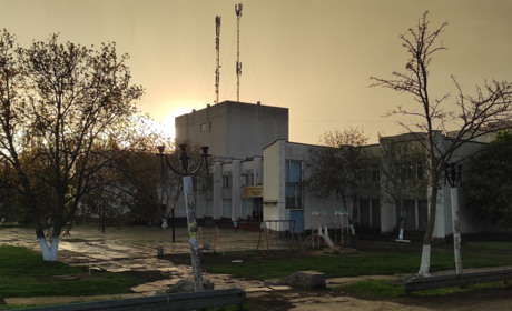 На площі перед Палацом культури та техніки на «Фрегаті» поставили перший МАФ: фотофакт. Оновлено