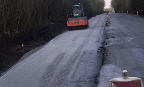 На Старокостянтинівщині на кількох відрізках траси Н-03 ремонтують дорогу