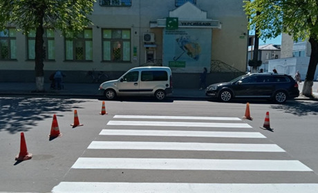 У Новограді поновлюють дорожню розмітку: хто підрядник та скільки це коштує