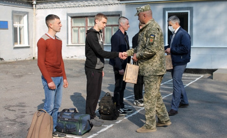 Чотири призовники поїхали служити у Збройних силах України