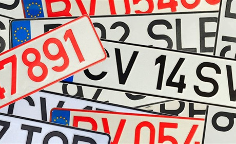 Зеленський підписав закони про розмитнення «євроблях»: деталі