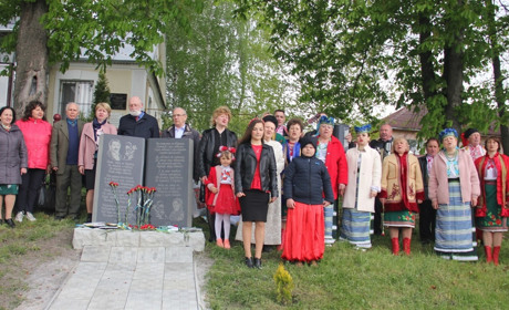 У Хомутинцях урочисто відкрили стелу пісні «Повій, вітре, на Вкраїну»