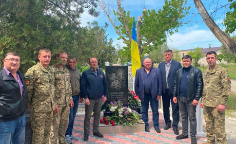 Фермери Сірогозщини та військовослужбовці ЗСУ вшанували пам'ять загиблих у 2014 році артилеристів