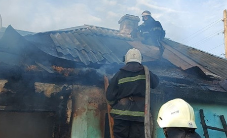 Намагалась самотужки загасити пожежу: у Чернігівському палав приватний будинок
