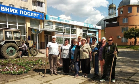 У Калуші слухачі Університету третього віку у Калуші садили квіти