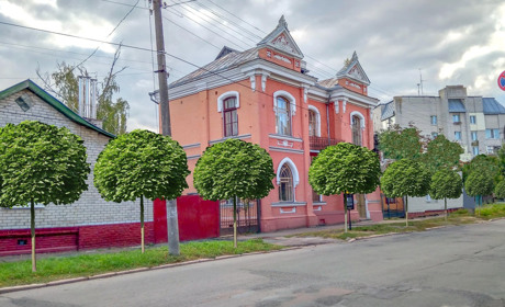 Катальпи та глід планують висадити на Хлібопекарській. Цю вулицю наразі ремонтують