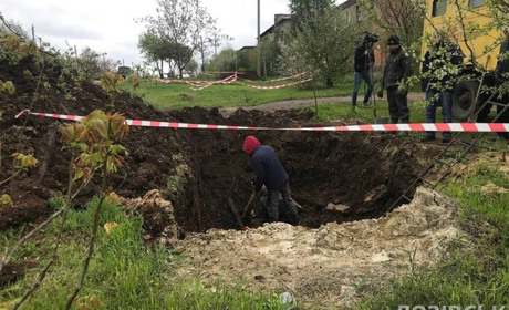 Замінюють старий трубопровід: на бульварі Шевченка водяники вкладають нову поліетиленову трубу