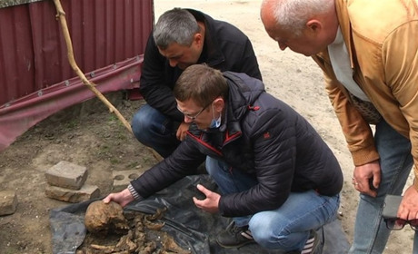 На подвір'ї жителя села Старокостянтинівської громади виявили скелет. Похованню близько 100 років