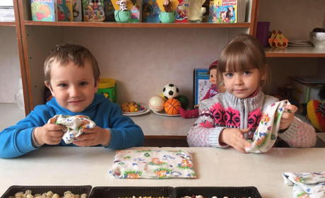 Як розвивають дрібну моторику у вихованців дитсадка «Барвінок»