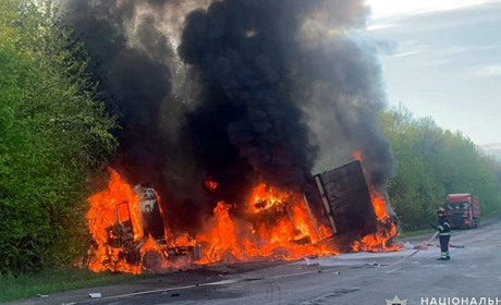 ДТП на автодорозі Старокостянтинів-Хмельницький: згоріли 3 авто