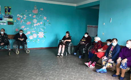 Для мешканців будинку-інтернату влаштували перегляд фільмів про Другу світову війну