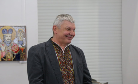 У Коломиї відкрили виставку авторської кераміки та живопису уродженця Новиці Василя Перегінця