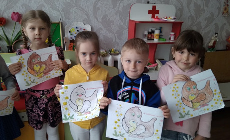 Дошкільнята самі зробили і подарували аплікації своїм матерям