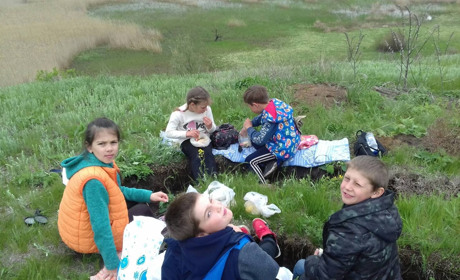 Арапівські нушенята вивчають красу природи озброївшись лупою та бажанням все знати