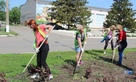 За день робітники з благоустрою впорядкували в Троїцькому три клумби