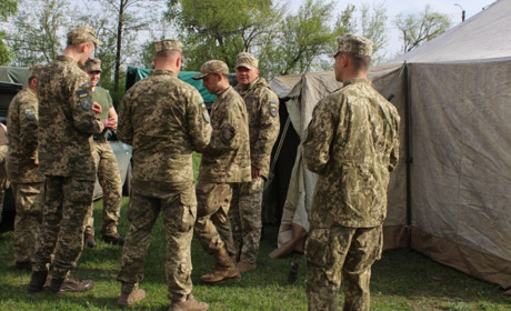 До Славути з’їхалися кілька сотень чоловіків у камуфляжі