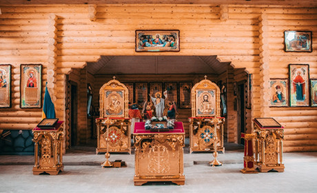 В Нікополі в новому храмі Петра Калнишевського встановили понад 50 ікон