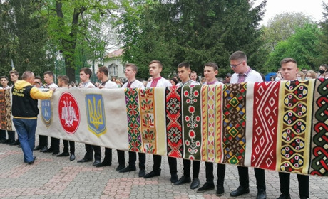 В Калуші встановили п'ятий рекорд України: цього разу — за найдовший вишиваний "Рушник єдності"