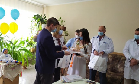 Міський голова Калуша завітав у пологовий будинок, щоб подарувати діткам вишиванки