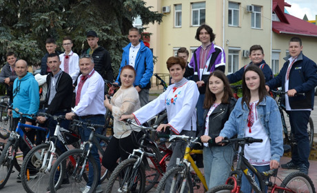 В Барі відбувся велопробіг школярів та студентів до Дня вишиванки: фото
