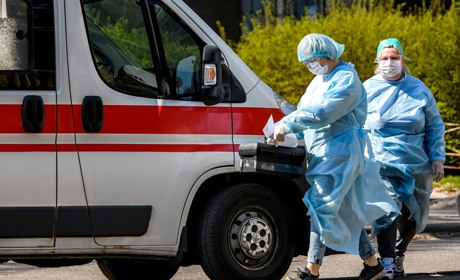 Девелося викликати рятувальників: у Новоград-Волинському районі швидка застрягла на бездоріжжі