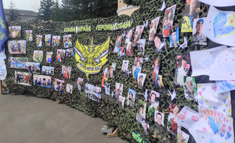 «Вони віддали Україні найдорожче – своїх синів»: «Ніхто крім нас» представила фотопроєкт