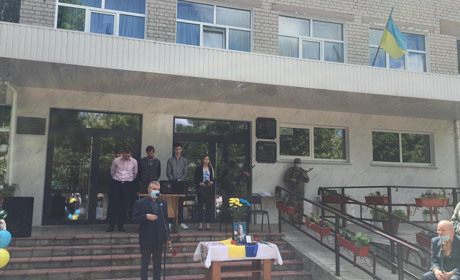 На будівлі школи №27 розмістили меморіальну дошку Дмитру Пономаренку. Це ініціатива його матері