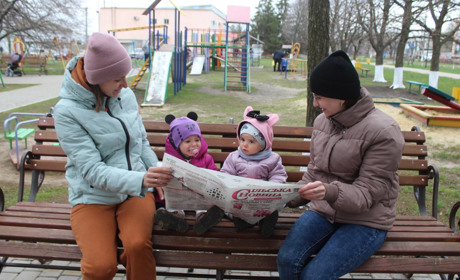 Як діти Троїцької громади онлайн вітали любих матусь з днем матері