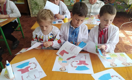 На День вишиванки у Воєводській гімназії виклали карту України орнаментами вишивання