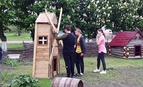 В Демино-Олександрівці будується етно-майданчик: вже встановили макети млину і колодязю