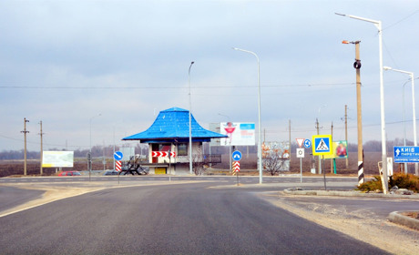 На дорожньому кільці на в’їзді до Золотоноші автомобіль вискочив на східці до поліцейських