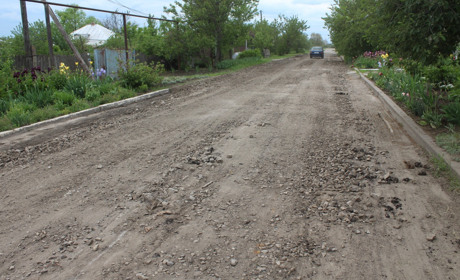 Продовжуючи тему дороги: на вулиці Північній в Троїцькому грейдують дорогу