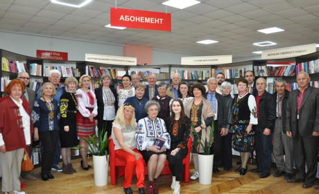 Перекладач Всесвіту: у Калуші презентували книжку Оксани Тебешевської про Анатолія Онишка