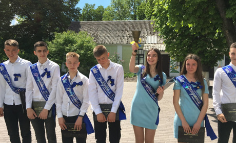 Випускники шостої школи зібралися у коло. Що вони обговорювали