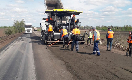 На дорозі Лохвиця-Гадяч розпочали укладати фінішний шар асфальтобетону