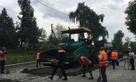Вулицю 1-го Травня частково відкрили для проїзду. Дорожники працюють вже на іншій ділянці дороги