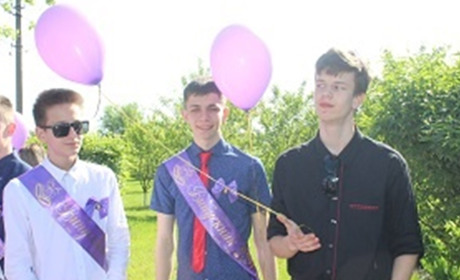 Для троїцьких випускників пролунав останній дзвоник