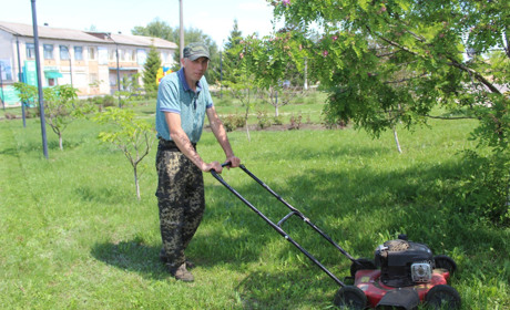 В Троїцькому комунальники косять газони та оновлюють розмітку пішохідних переходів