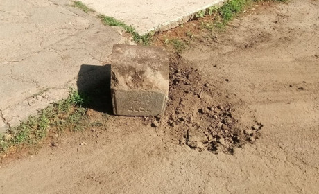 Комунальники викопали надгробний камінь просто посеред тротуару у центрі Лозової