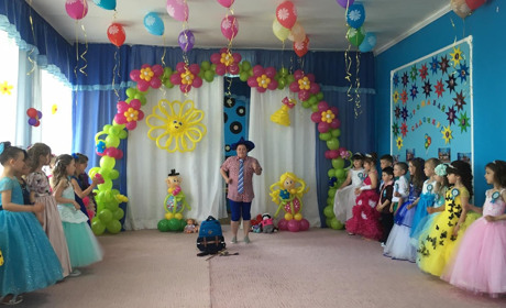 Незнайко розповідає випускникам дитсадка "Барвінок" про шкільні правила