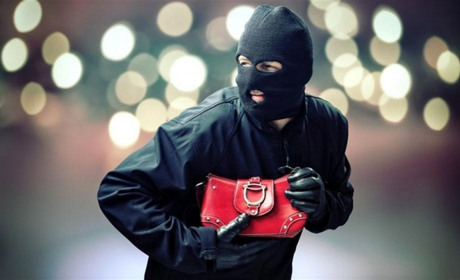 Поліцейські затримали двох хлопців з Біляївки, які пограбували молоду одеситку