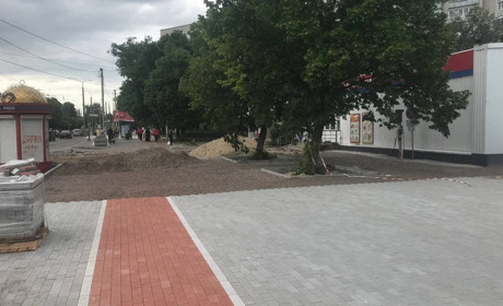 Велетенської калюжі по вулиці 1-го Травня біля "Екомаркету" більше немає. Фотофакт
