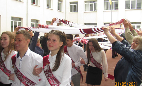 У сьомій школі випускники складали пазли щастя і розмотували клубок дружби. Фото і відео