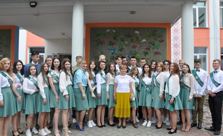 Останній дзвінок у першій школі: танці під супровід оркестру і білосніжні кульки в небо