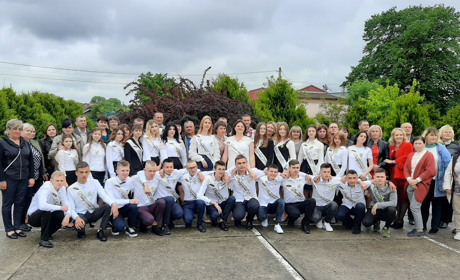 У третій школі останній дзвінок подали самі випускники