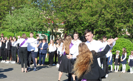 Для 6 429 учнів пролунав останній дзвінок, 406 випускників почули його хвилюючий дзвін востаннє