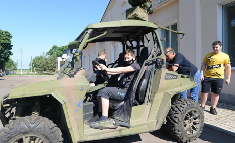 Армійці у Хлібодарівці показали школярам військове озброєння: фоторепортаж