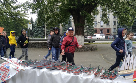 Відбулася виставка-продаж моделей кораблів від гуртка судномоделістів Первомайського ЦНТТУМ