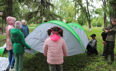 Як поставити намет вчили новачків юні туристи Будинку школярів